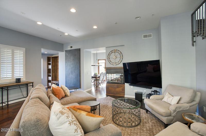 Beautifil family room.