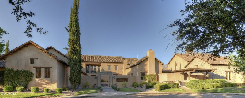 Entry Clubhouse