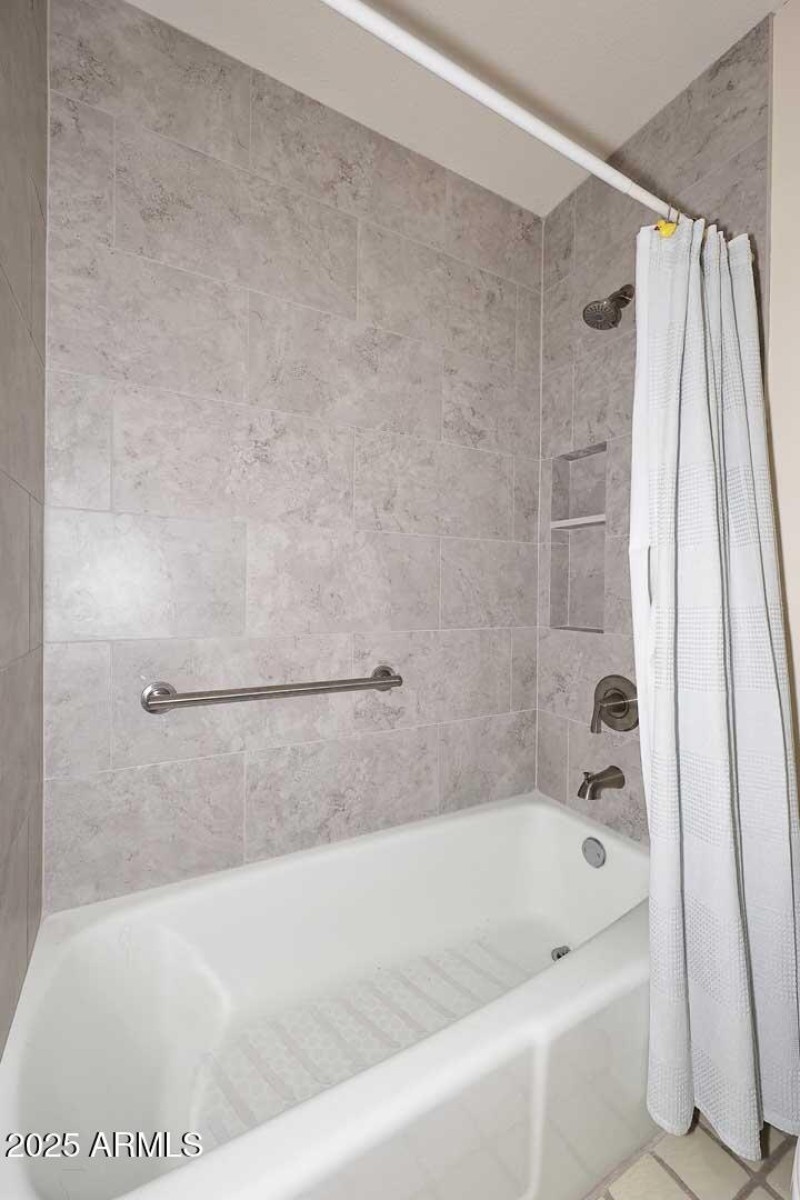 Guest Bath-Tub