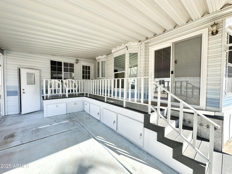 ROOMY DECK