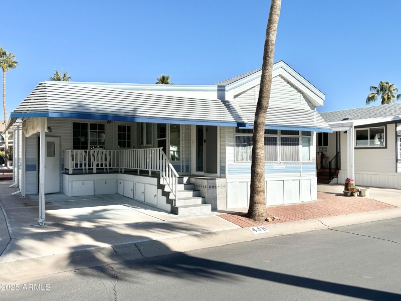GREAT CURB APPEAL