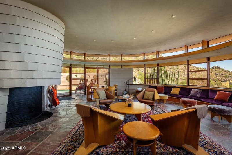 Circular fireplace