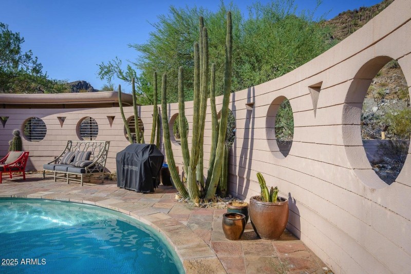 Pool wall detail