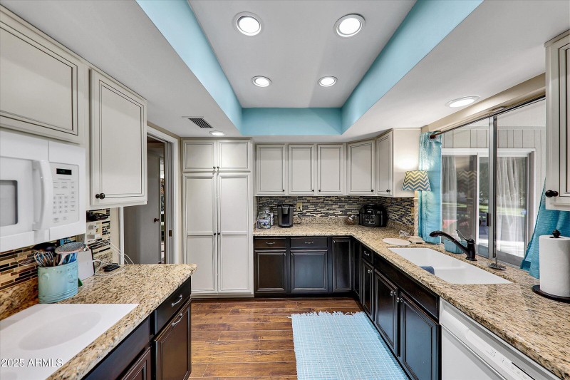 20-10825 W Caron Drive-20