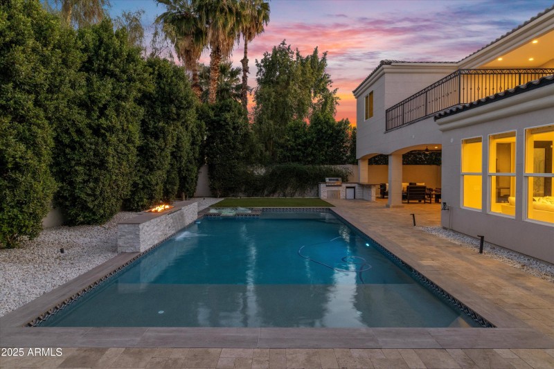 Baja step in pool