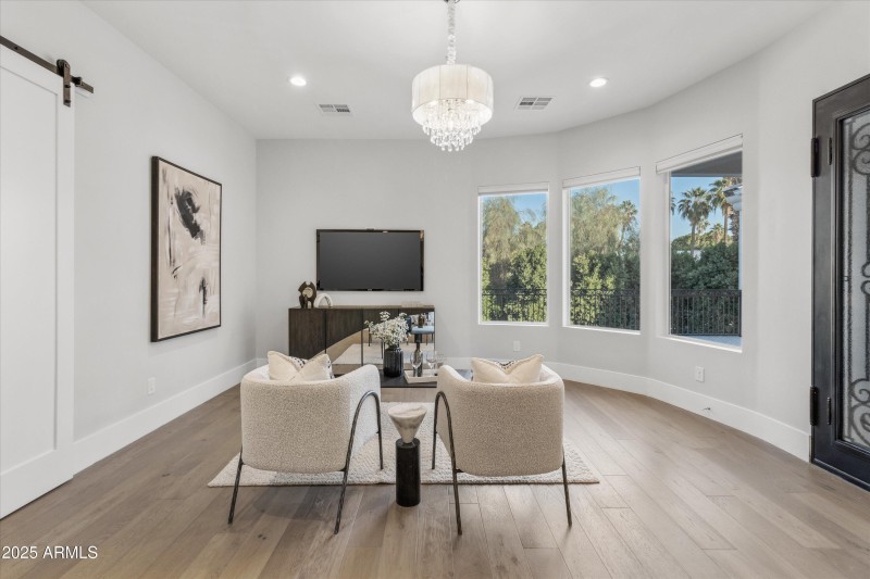 Master sitting area