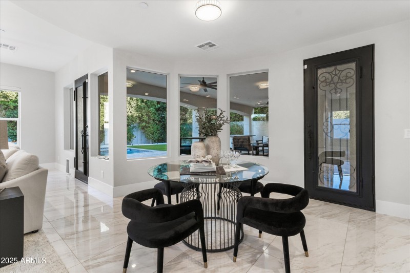 dining area off kitchen