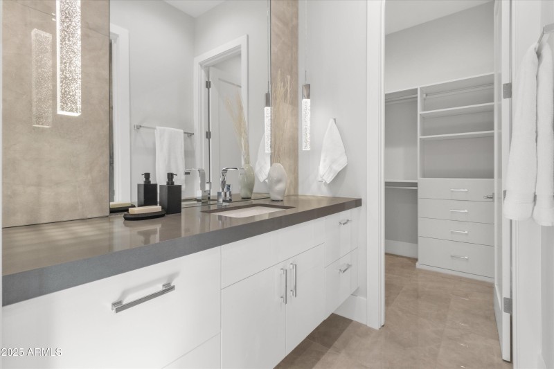Upstairs Bed/Bath 1