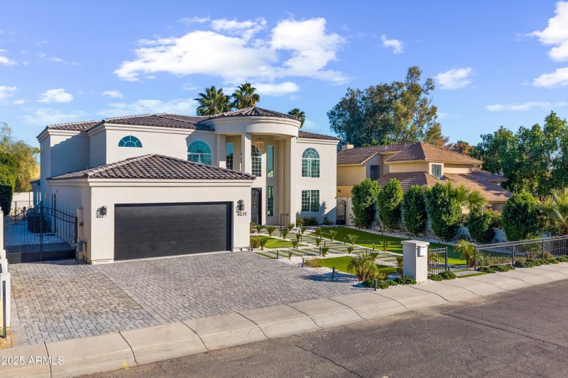 Expansive tandem garage