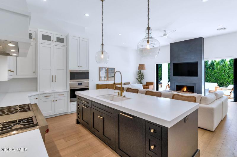 4147 E Clarendon Ave