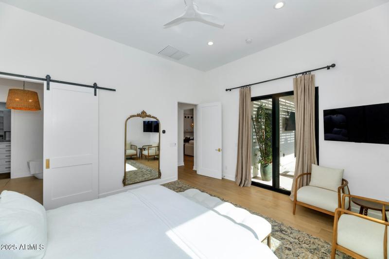 4147 E Clarendon Ave-large-019-029-4147