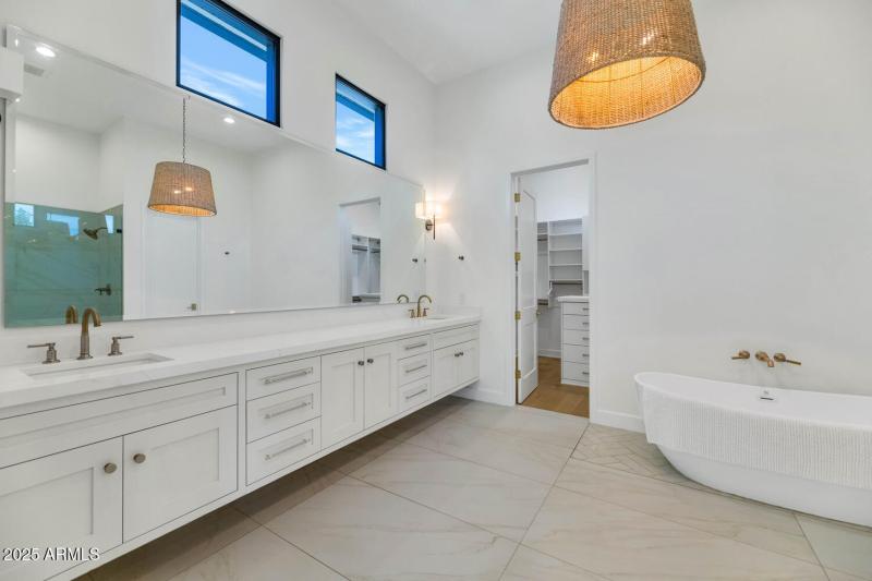 4147 E Clarendon Ave-large-020-033-4147