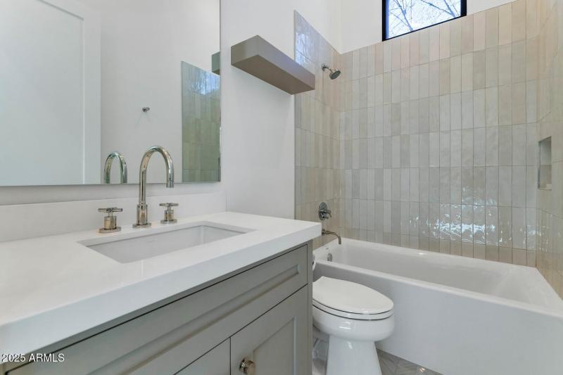 4147 E Clarendon Ave-large-029-037-4147