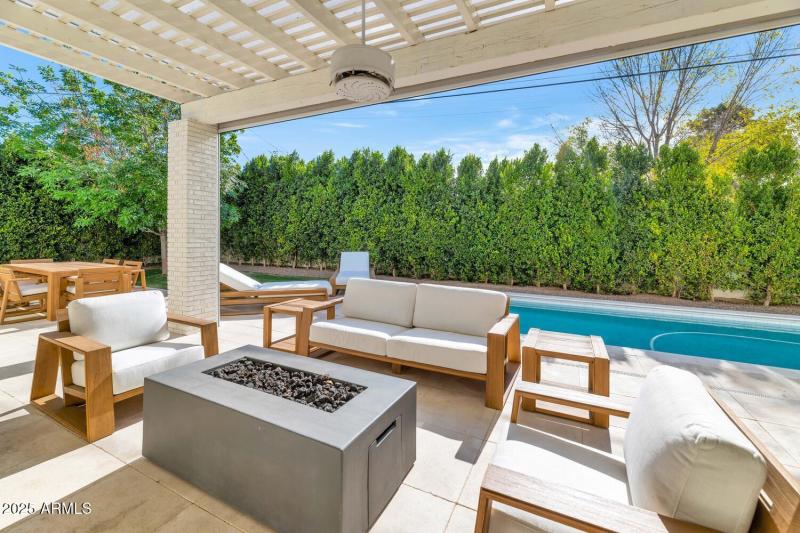 4147 E Clarendon Ave-large-032-019-4147