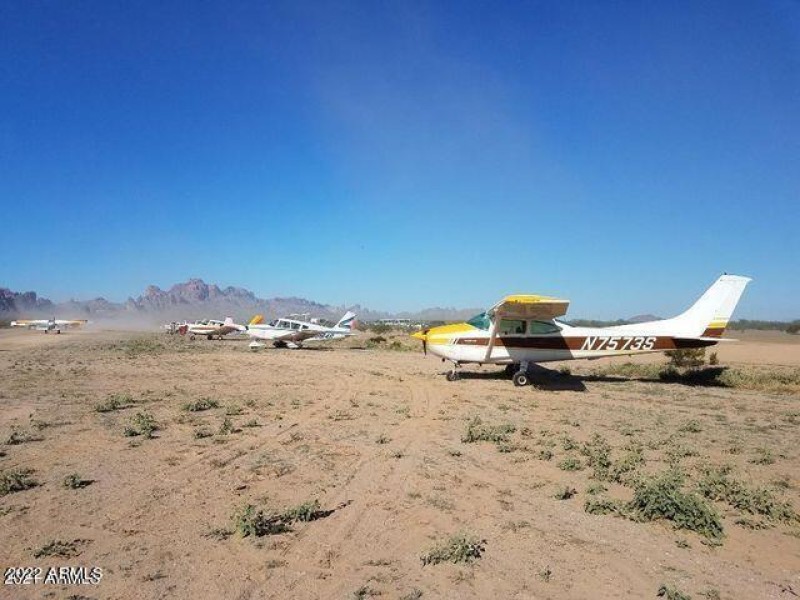 airplanes_fly_in_3