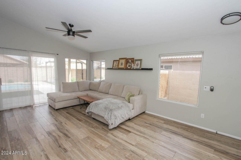 13558 W Saguaro Ln-17