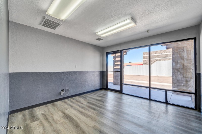 7809 N 68th Ave-14