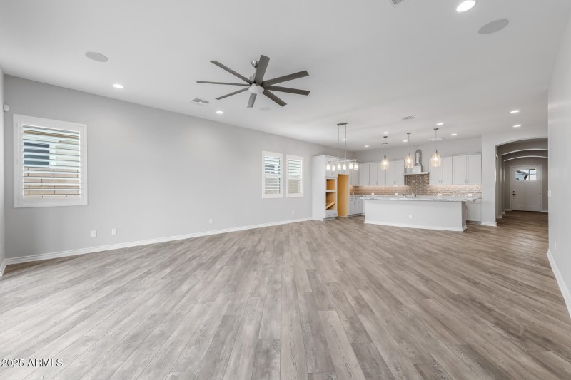 6)GREAT ROOM