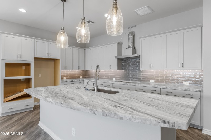 8)KITCHEN