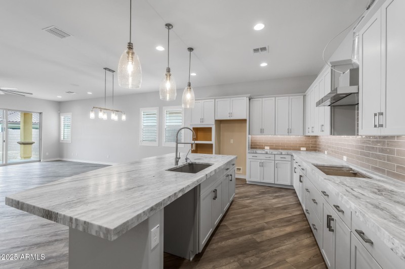 9)KITCHEN