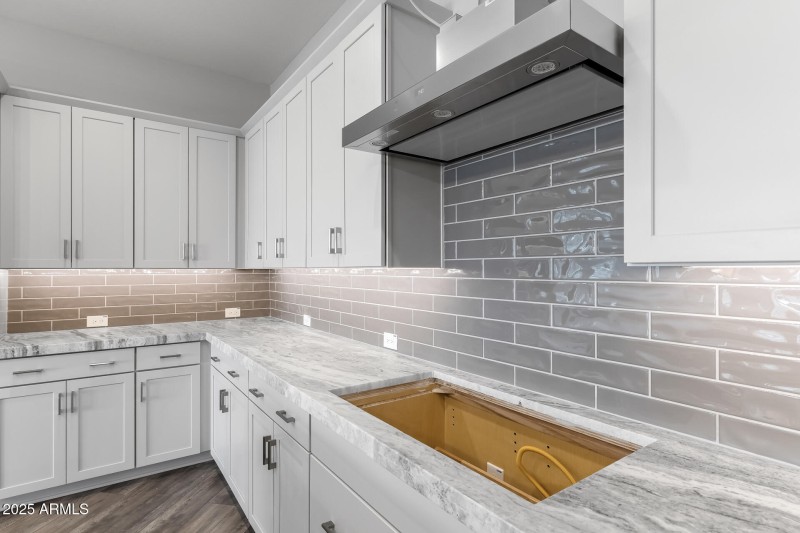 10)KITCHEN