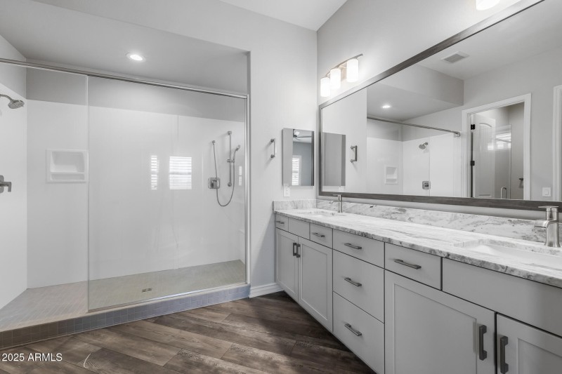 18)MASTER BATH