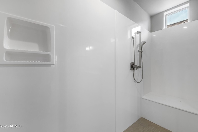 19)MASTER BATH