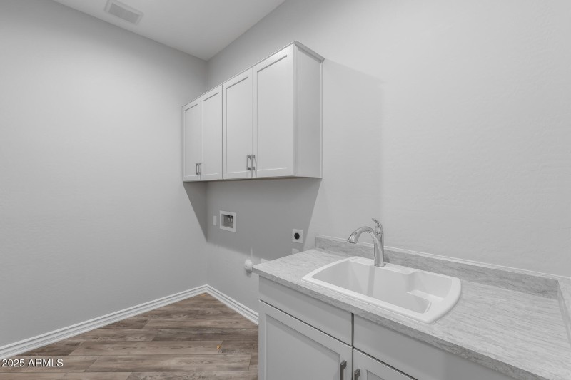 25)LAUNDRY ROOM