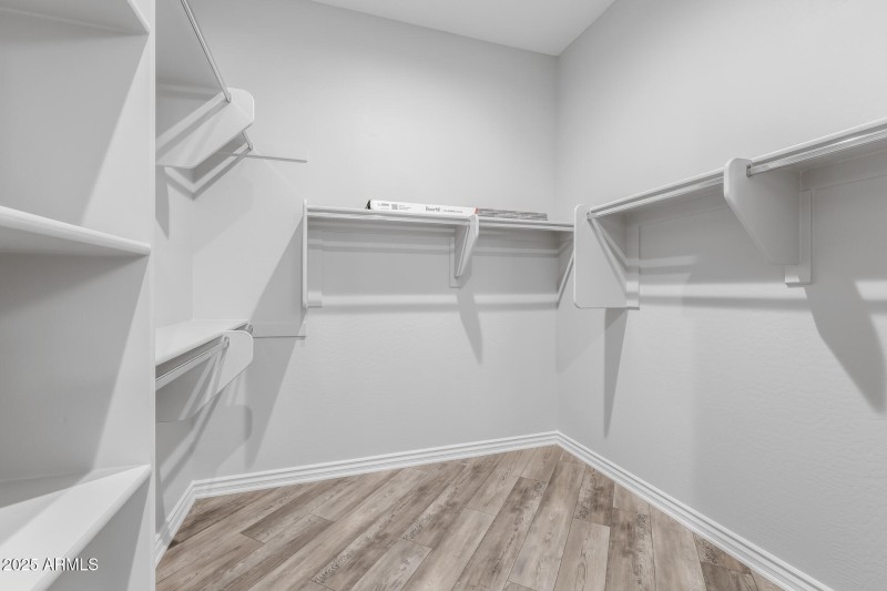 27)MASTER CLOSET