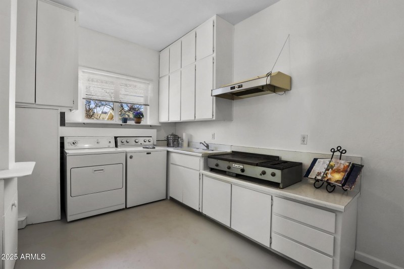 Laundry/Hobby Room