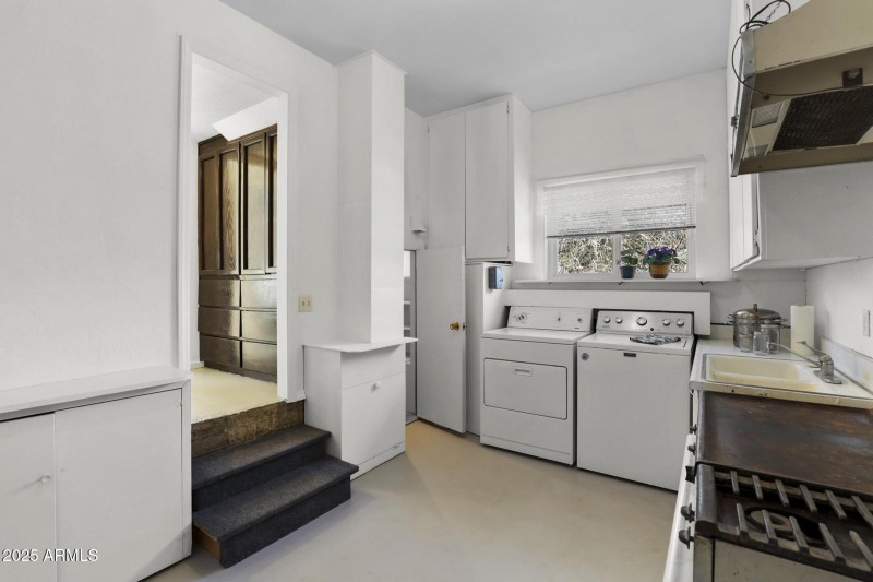 Laundry/Hobby Room