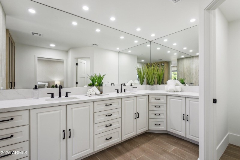 Dual vanity