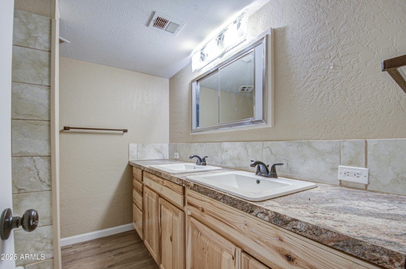Bathroom 2-pic 2