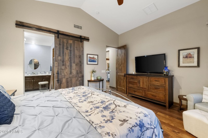 26-Primary Bedroom_4