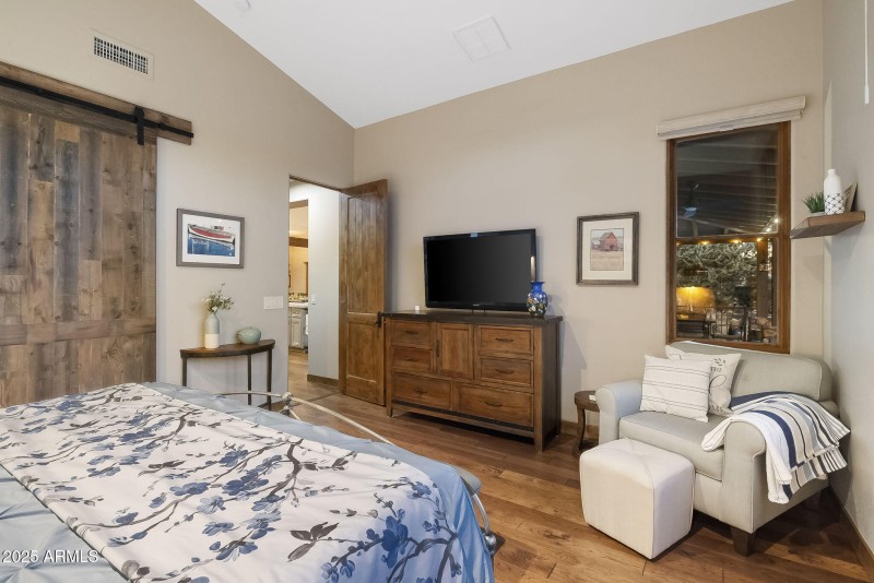 27-Primary Bedroom_5
