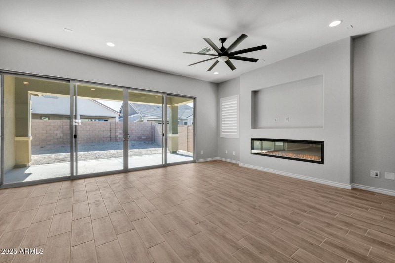 6)GREAT ROOM