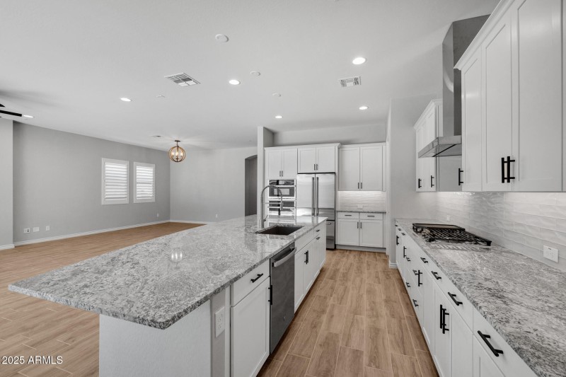 8)KITCHEN