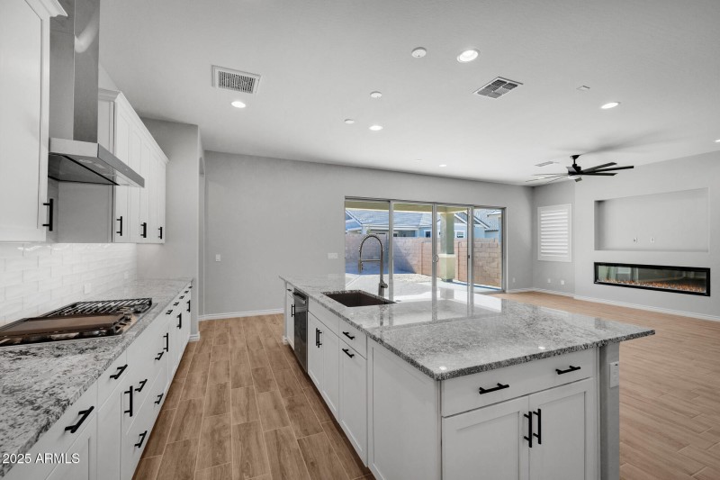 10)KITCHEN
