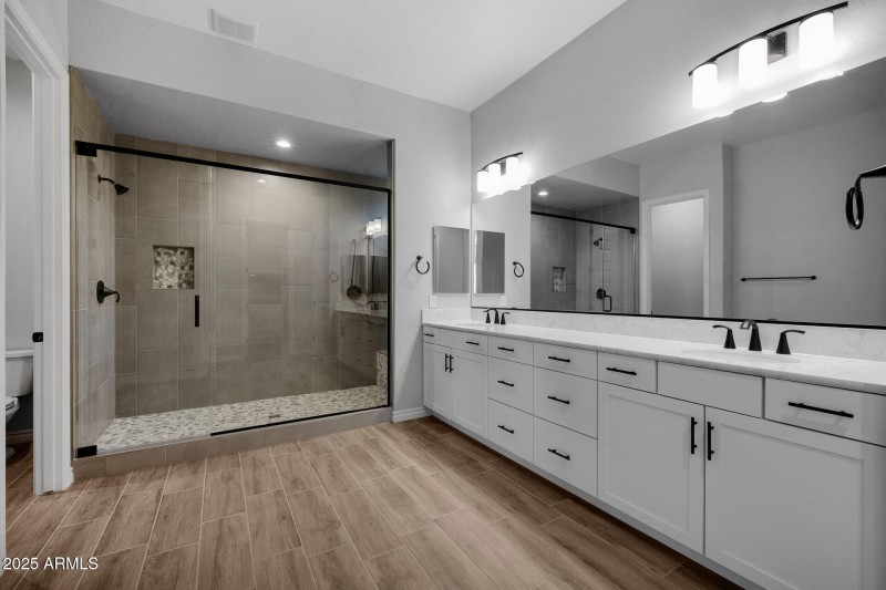 18)MASTER BATH