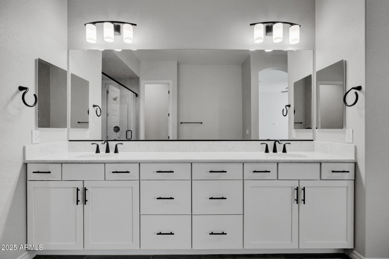 19)MASTER BATH