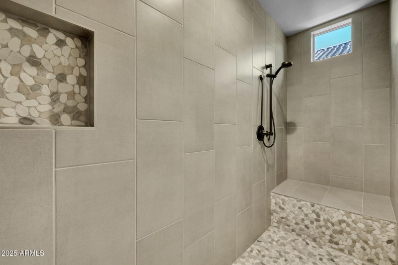 20)MASTER BATH