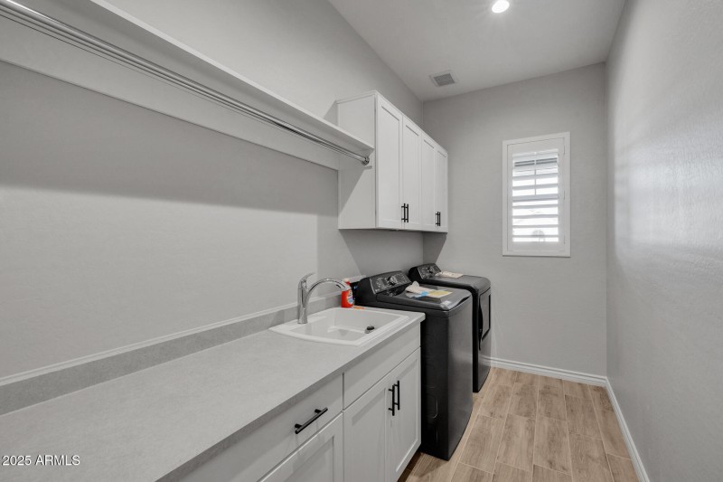 27)LAUNDRY ROOM