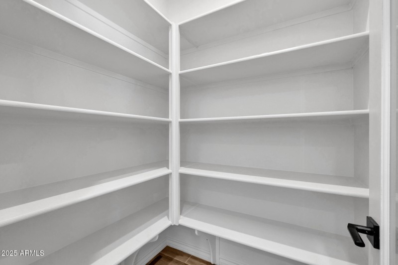 28)PANTRY