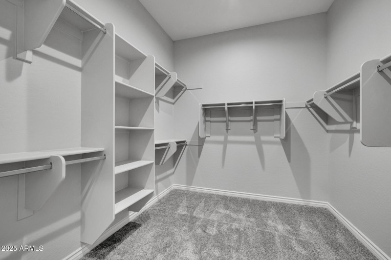 29)MASTER CLOSET