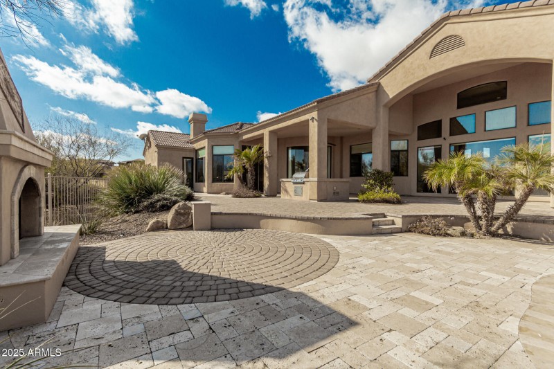OUTDOOR LIVING