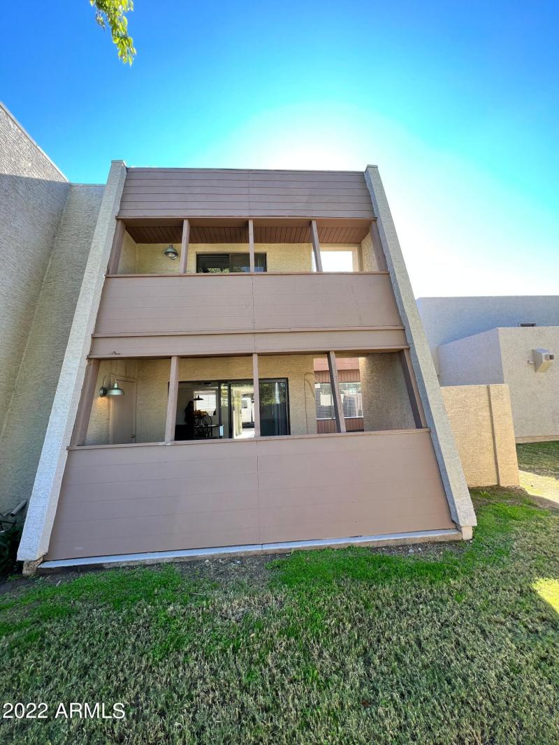 Patio at Graetroom and Balcony at Upstai