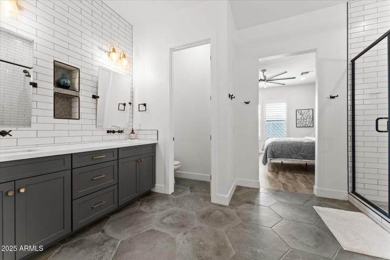 29-029-primary-bathroom