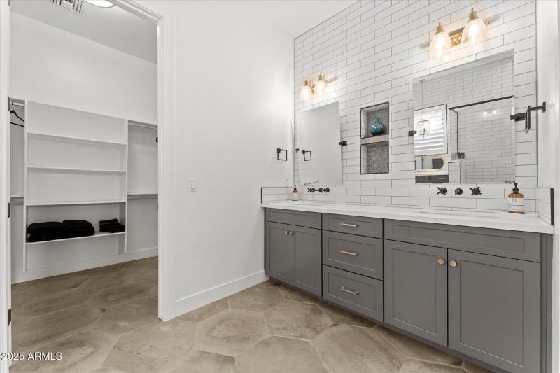 31-031-primary-bathroom