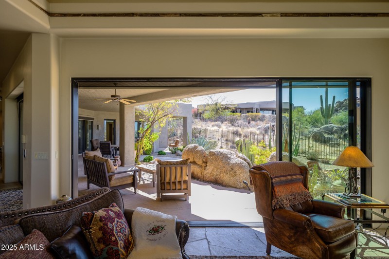 SLIDING DOOR