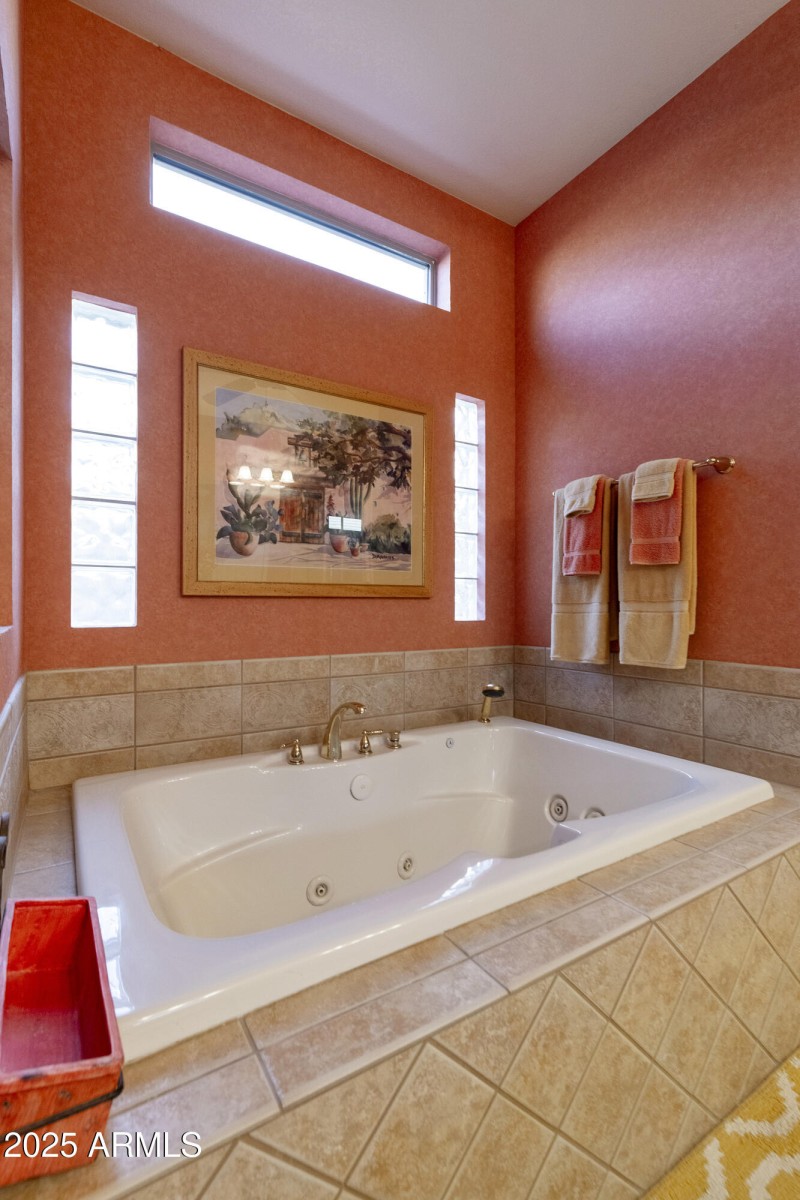Primary suite jetted tub